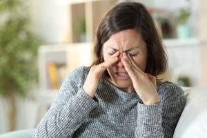 woman-puts-hands-on-sinuses